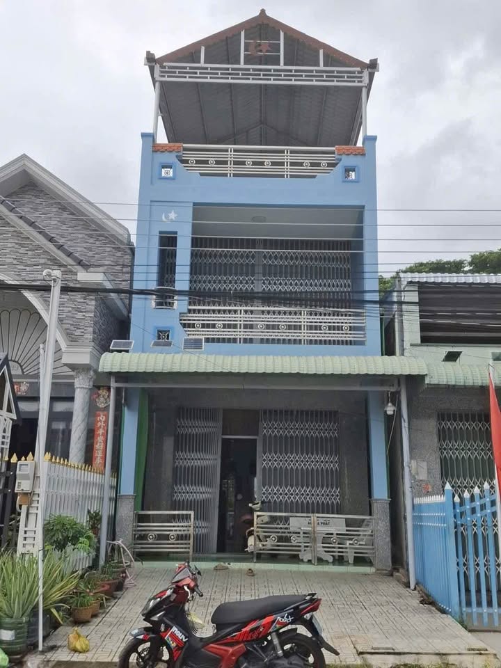 Nhà Lầu Kiên Cố Mặt Tiền Đường 951, Tân Châu, An Giang - Sổ đỏ chính chủ, giá 2.5 tỷ!