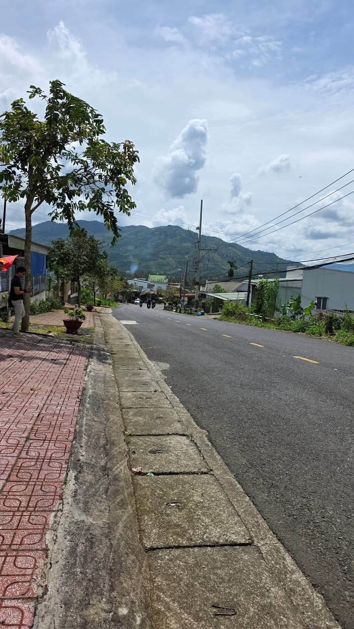 FrontHouse mặt tiền đường 1/5 Bảo Lộc 335m² giá 3.2 tỷ - Kinh doanh thuận lợi!