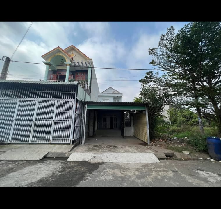 Nhà 1 trệt 1 lầu KDC Kim Thanh Tân Uyên 100m² giá 2.95 tỷ - Cần bán gấp!