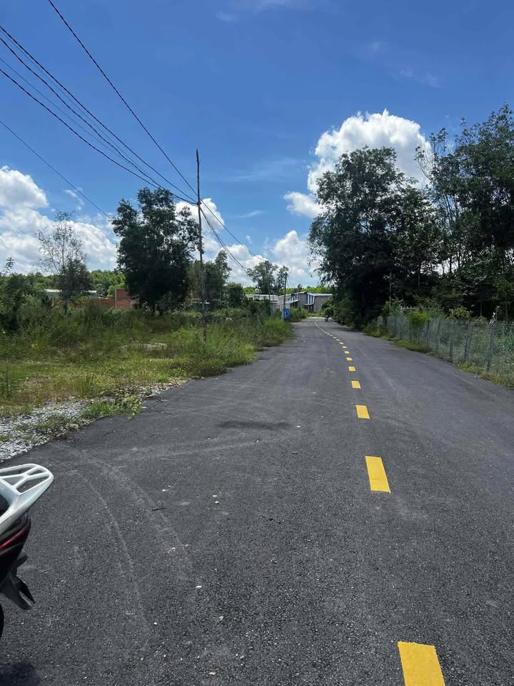 Đất nền Uyên Hưng 226,5m² giá 1,65 tỷ - Mặt tiền nhựa 8m thuận tiện!