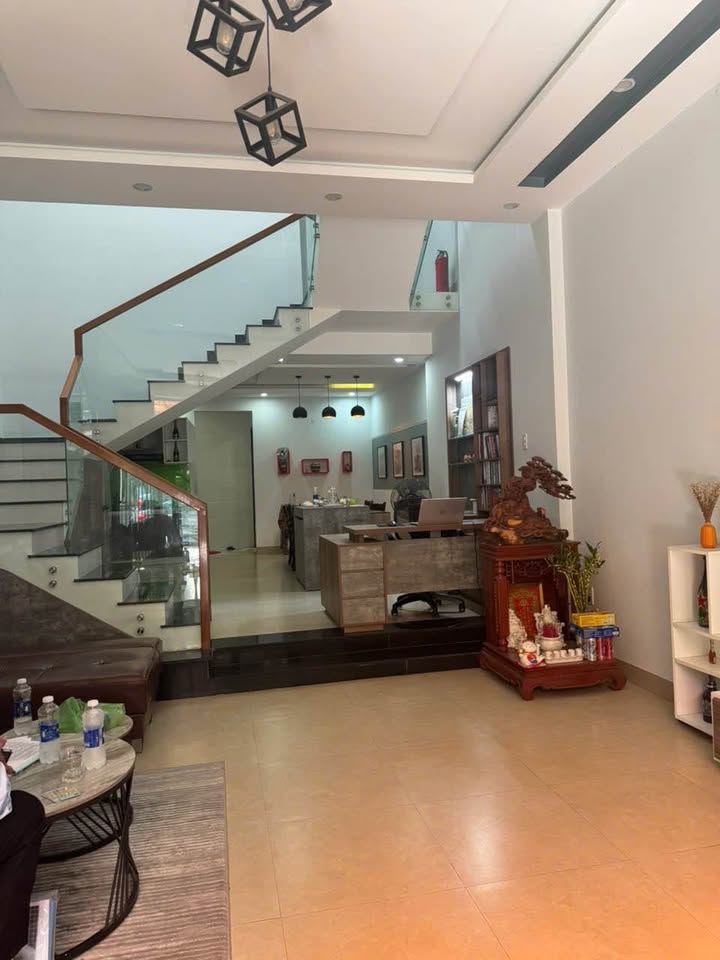 Nhà 2 tầng mặt tiền Hoài Thanh, Đà Nẵng 80m² giá 12 tỷ - Full nội thất, sẵn sàng vào ở!