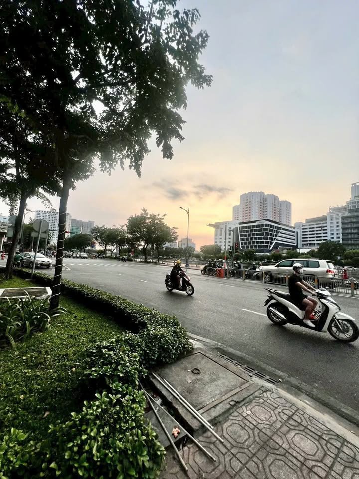 Nhà 2 tầng Bến Vân Đồn, Quận 4 - Diện tích 26.6m² - Giá 5.68 tỷ, Thích hợp cho gia đình kinh doanh!