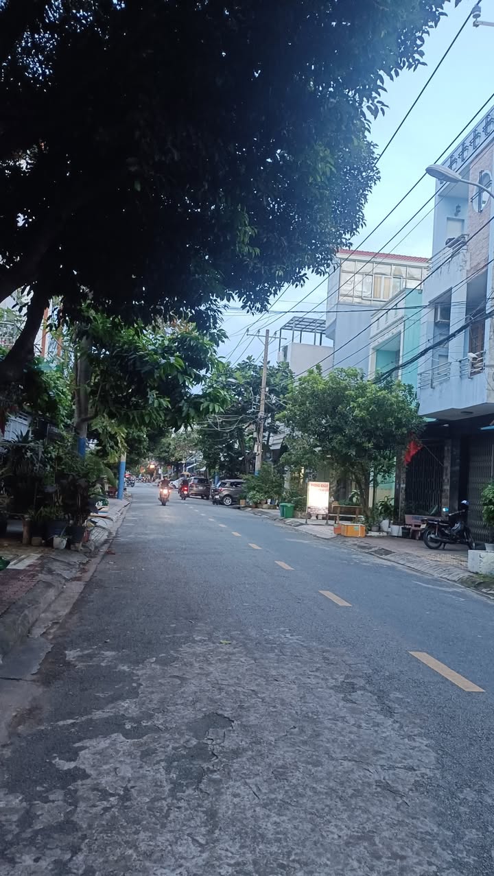 Nhà mặt tiền đường 5, Phước Bình, Quận 9, 90m² - Sẵn sàng vào ở ngay!