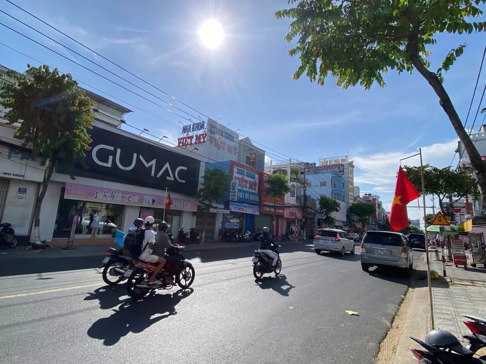 Cho thuê nhà góc hẻm mặt tiền Nguyễn Trung Trực, Rạch Giá 140m² - Thích hợp kinh doanh đa dạng!