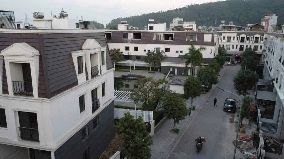 Cho thuê shophouse Bãi Cháy 4 tầng, giá chỉ 10 triệu/tháng - Vị trí đắc địa cạnh Aeon Mall!