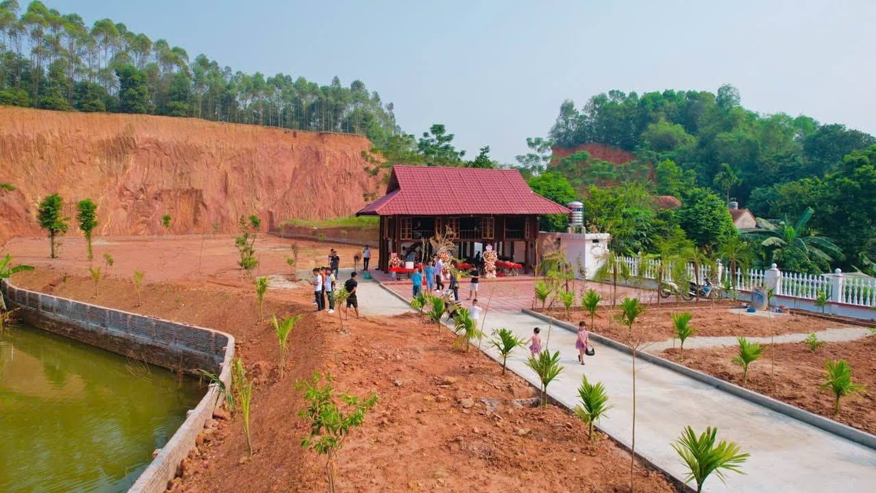 Nhà sàn nghỉ dưỡng Tân Phương 3600m² giá 3 tỷ - View ao, núi đẹp mê mẩn!