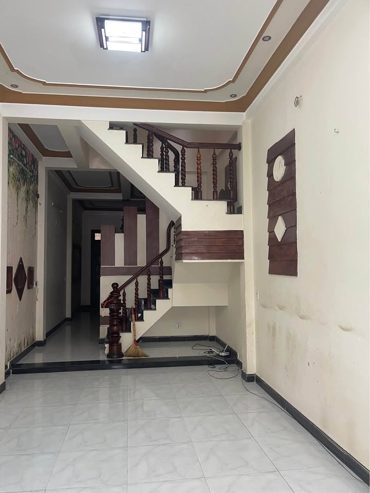 Nhà 2 mê hẻm ô tô Đào Duy Từ, TP Kon Tum 120m² giá 2 tỷ - Vị trí trung tâm tiện lợi!