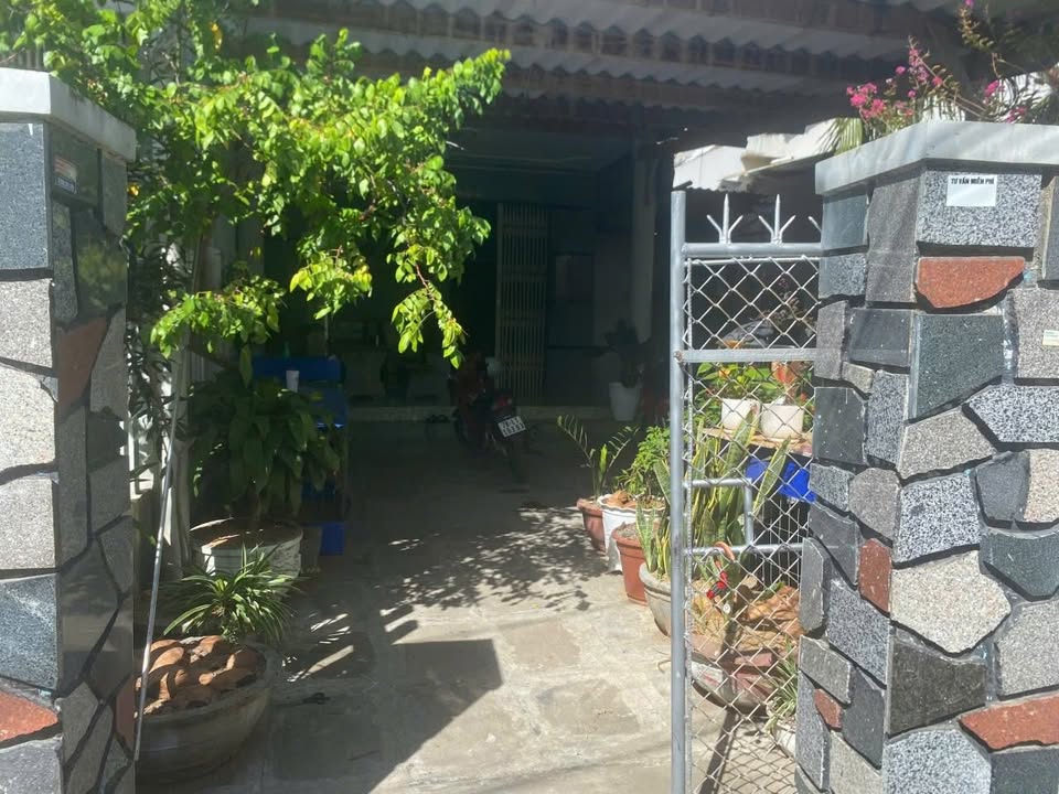 Nhà cấp 4 hẻm Đinh Tiên Hoàng, Tuy Hoà 144m² giá 1.65 tỷ - Gần chợ và trường học!