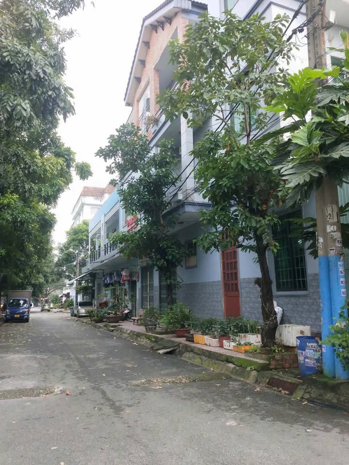 Nhà lô góc 3 tầng 120m² Bình Đường Dĩ An giá 7.6 tỷ - Tiện nghi đầy đủ!