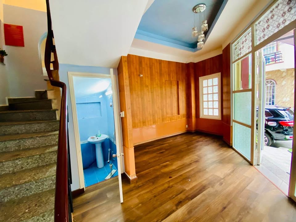 Nhà nguyên căn lô góc Mạc Đĩnh Chi, Đà Lạt 4PN giá chỉ 17 triệu/tháng - Đậu ô tô thoải mái!