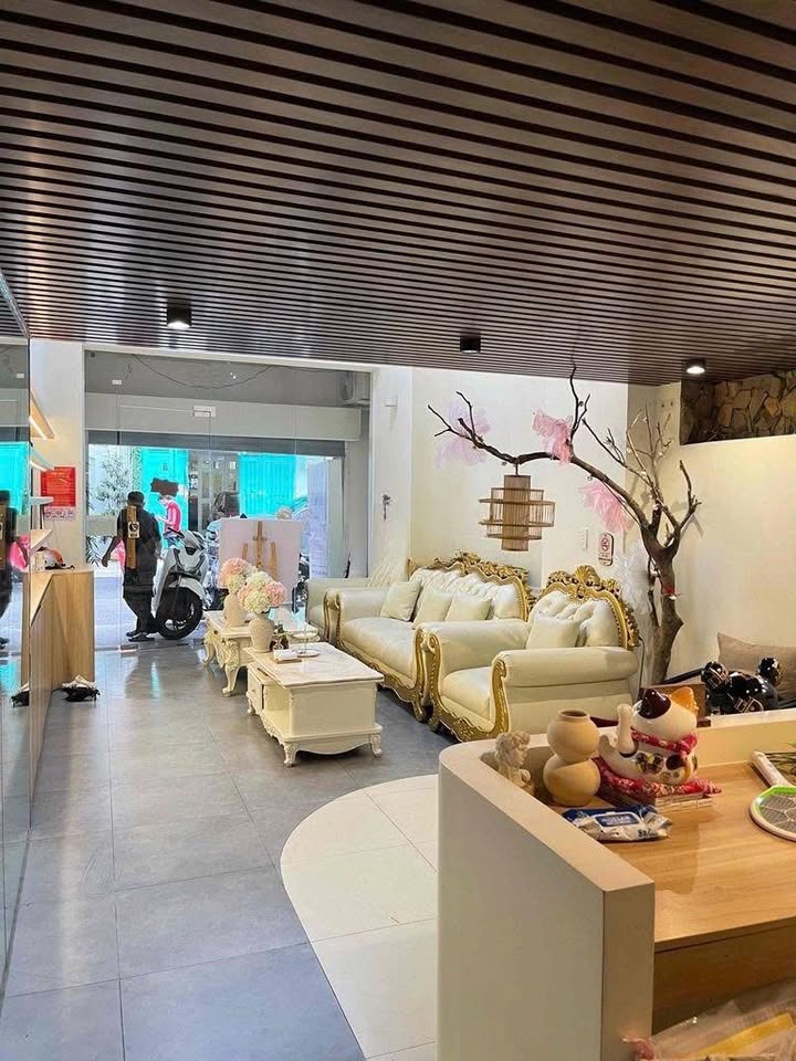 Cho thuê nhà mặt tiền Tân Định, quận 1, 80m² giá 40 triệu - Decor sang trọng, vào ở ngay!