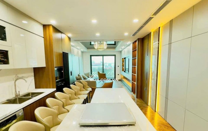 Nhà Mặt Phố Kinh Doanh Nguyễn Văn Cừ 61m² giá 33.5 tỷ - Đầu tư sinh lời hấp dẫn!