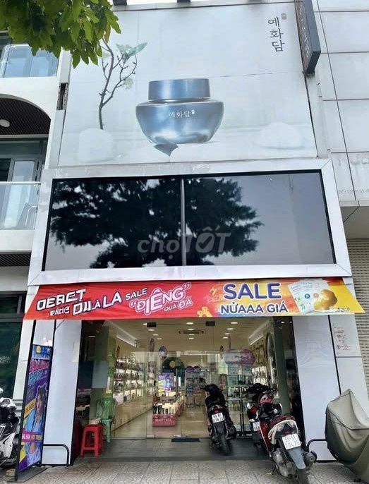 Mặt tiền đường Nguyễn Trãi, quận 1, diện tích 135m² - Cho thuê gấp, vị trí đắc địa!