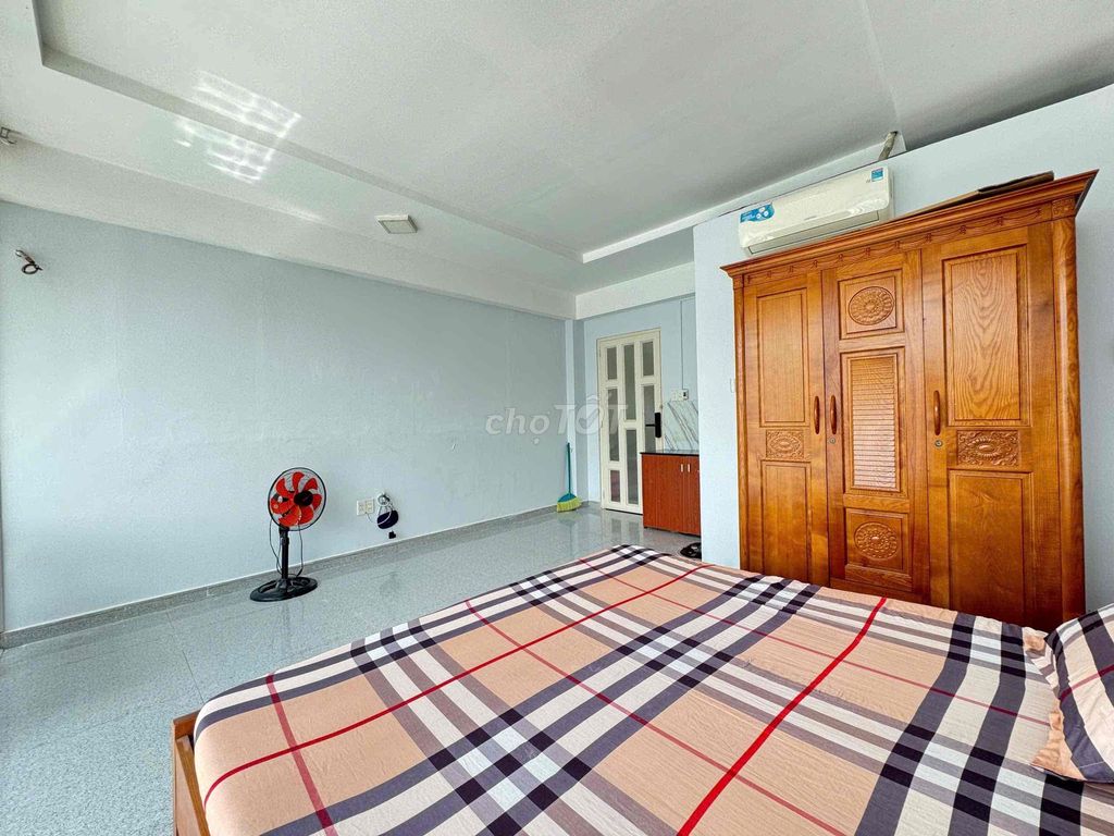 Căn hộ Studio Hoàng Hoa Thám 40m² giá 4.5 triệu - Ban công rộng rãi thoáng mát!