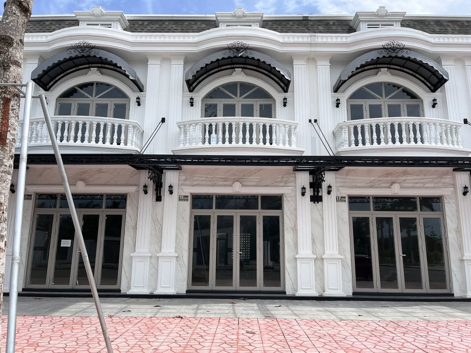 Nhà trệt lầu KDC 5A, phường 4, TP. Sóc Trăng 115m² giá 3.4 tỷ - Đối diện công viên