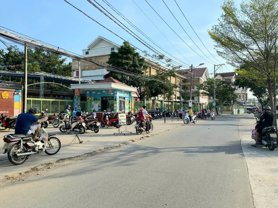 Đất Phú Hữu Thủ Đức 50m² giá 3.6 tỷ - Góc 2 mặt tiền, gần chợ và công viên!