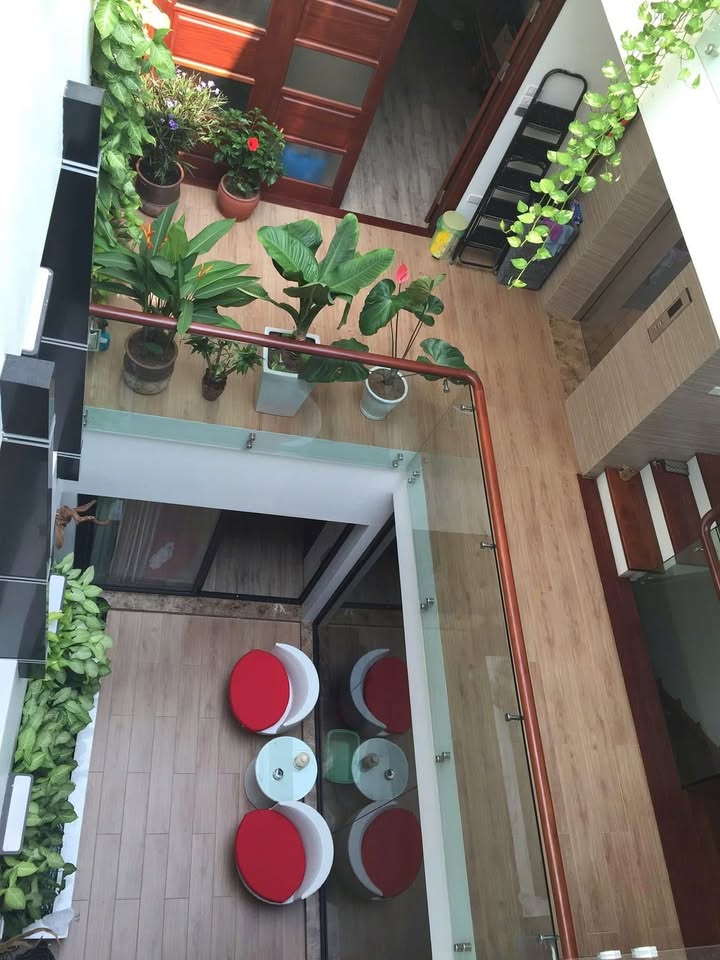 Nhà đẹp Nguyễn Văn Cừ Long Biên 101m² giá 32 tỷ - Thiết kế hiện đại với thang máy!