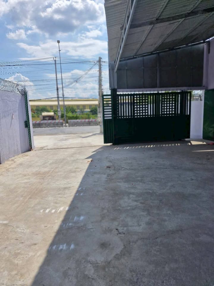 Kho xưởng mặt tiền ĐT830 xã Long Định 586m² giá 11 tỷ - Sẵn sàng hoạt động ngay!