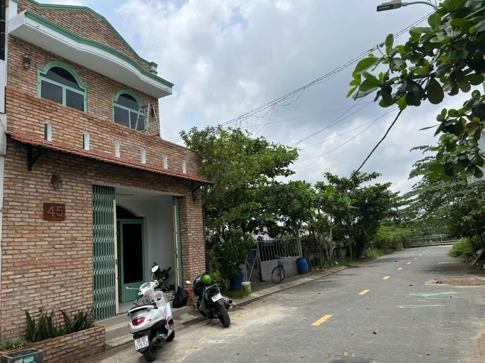 Nhà phố Long Trường, Q9, 90m² giá 6.2 tỷ - Thiết kế sang trọng, view sông đẹp!