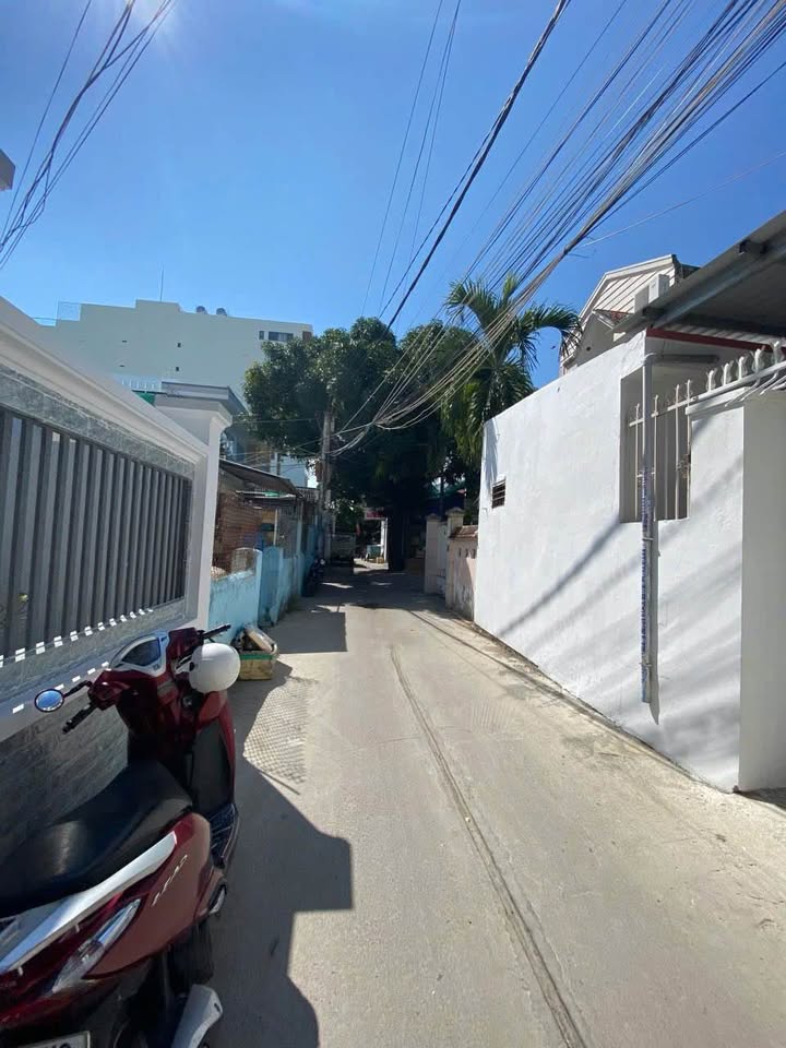 Nhà cấp 4 lô góc 2 mặt tiền đường Lương Thế Vinh 112m² giá 6.6 tỷ - Gần biển chỉ 900m!