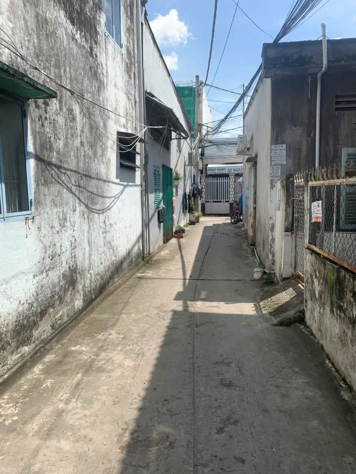 Nhà trệt 2 lầu hẻm đường Cách Mạng Tháng 8, 63m² chỉ 1 tỷ - Sẵn sàng vào ở!