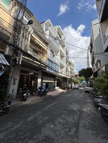 Nhà riêng Lạc Long Quân, Tân Bình 55m² giá 10.6 tỷ - Kinh doanh tuyệt vời!