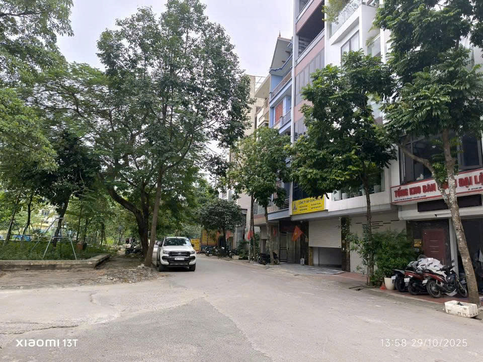 Đất đấu giá Kiến Hưng 62.5m² giá 18 tỷ - Đối diện vườn hoa, vị trí sầm uất!