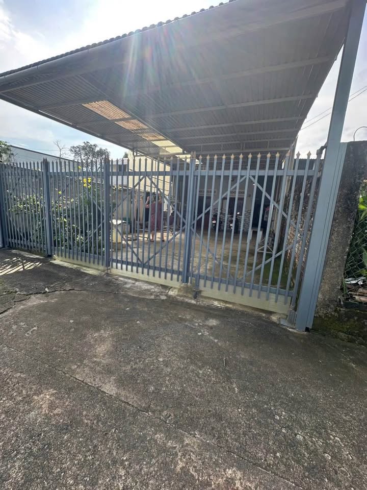 Nhà Bảo Lộc 240m² giá 2 tỷ - Nhà kiên cố, gần chợ và ngân hàng!