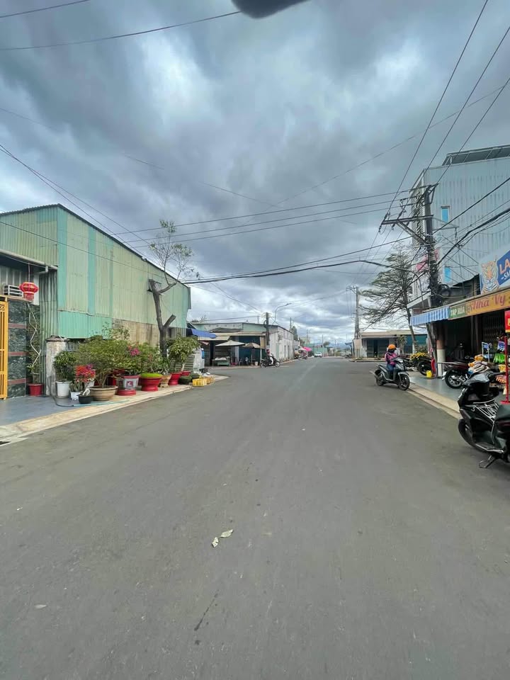 Đất mặt tiền đường Lạc Long Quân, Pleiku 180m² giá 2 tỷ - Đầu tư sinh lời ngay!