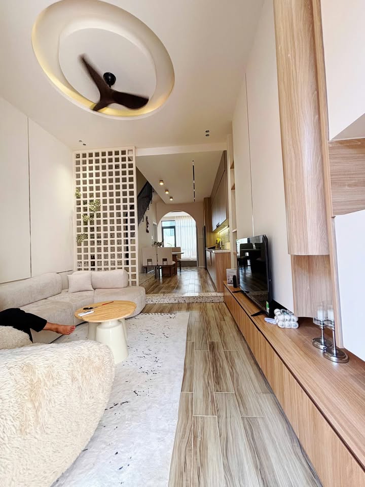 Nhà 3 tầng cho thuê Đinh Tiên Hoàng 85m² giá 25 triệu - Thiết kế hiện đại, full nội thất!