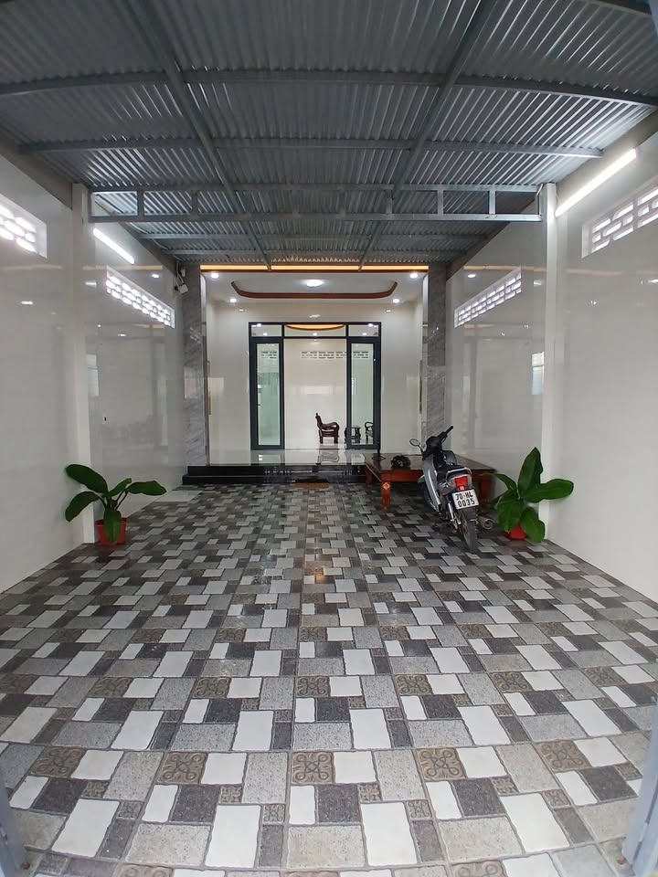 Nhà mới xây tại Long Hoa, Tây Ninh 150m² giá 1.186 tỷ - Gần trường học và chợ tiện lợi!