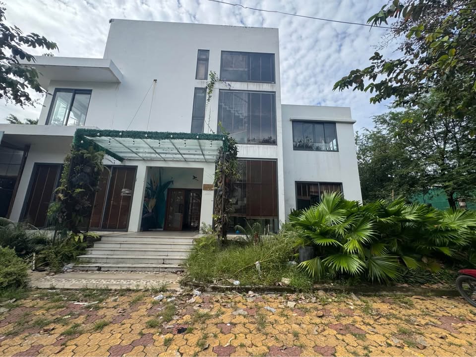 Biệt thự cho thuê mặt sông Nguyễn Văn Hưởng, Thảo Điền 1900m² - Nhận nhà ngay!