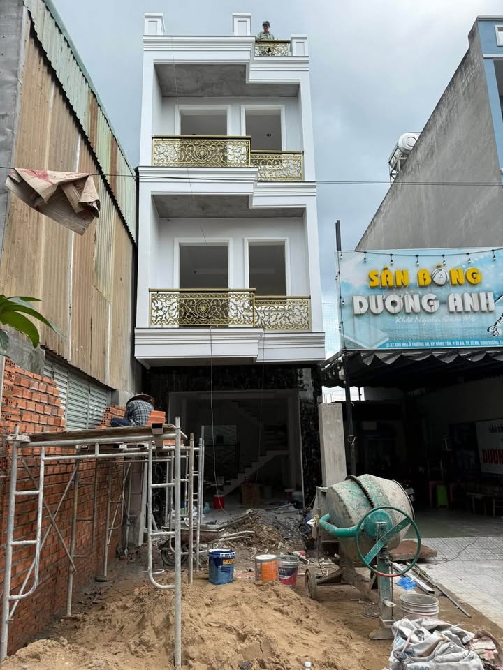 Nhà hoàn công 1 trệt 2 lầu tại Dĩ An 63m² giá 5.8 tỷ - Sẵn sàng vào ở!