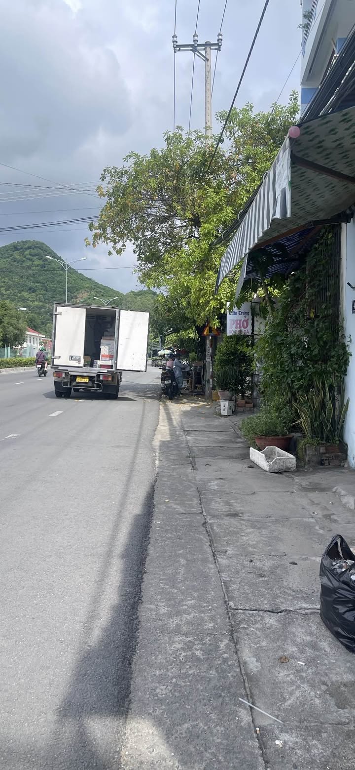 Nhà cho thuê 4 tầng mặt tiền đường 2/4, Nha Trang - Thích hợp ở và kinh doanh!