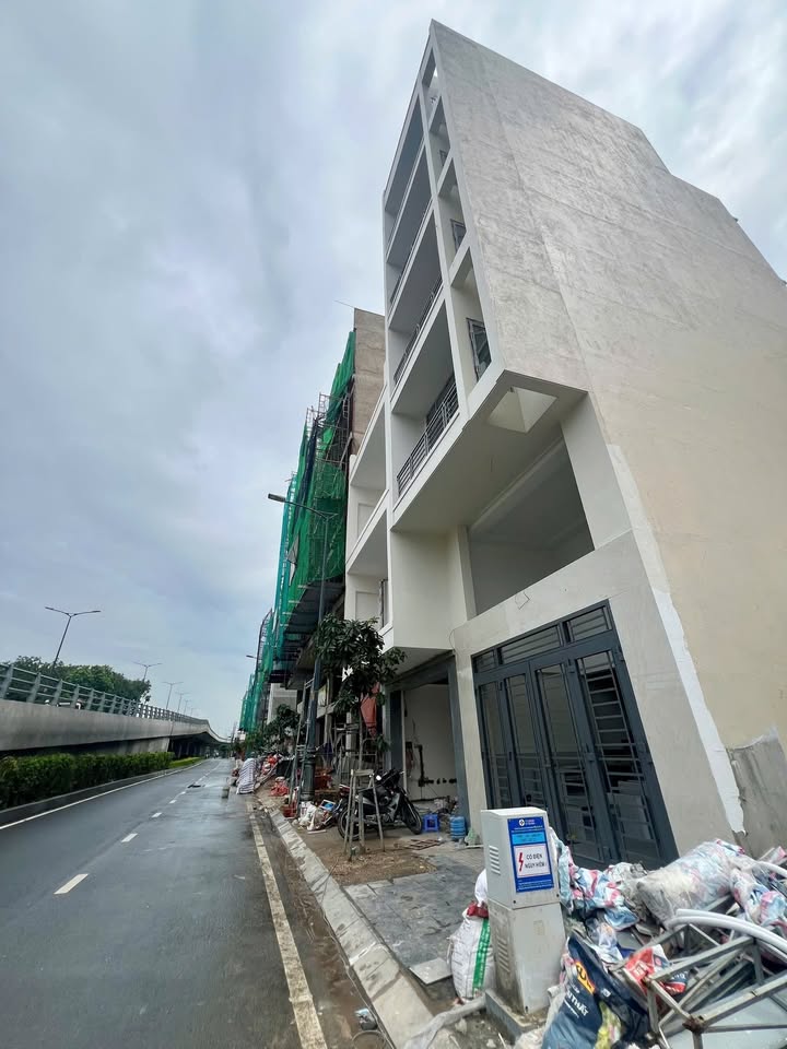 Bán gấp FrontHouse 2 mặt tiền Trần Quốc Hoàn 55m² giá 12.8 tỷ - Vị trí đắc địa cho văn phòng