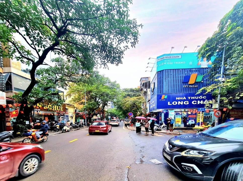 Nhà mặt ngõ 135 Đội Cấn 22m² giá 15.8 tỷ - Lô góc thoáng đãng, kinh doanh tốt!