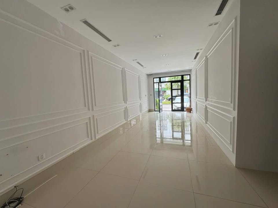 Cho thuê văn phòng 120m² tại Vinhomes Gardenia, Nam Từ Liêm - Vị trí đắc địa, thiết kế hiện đại!