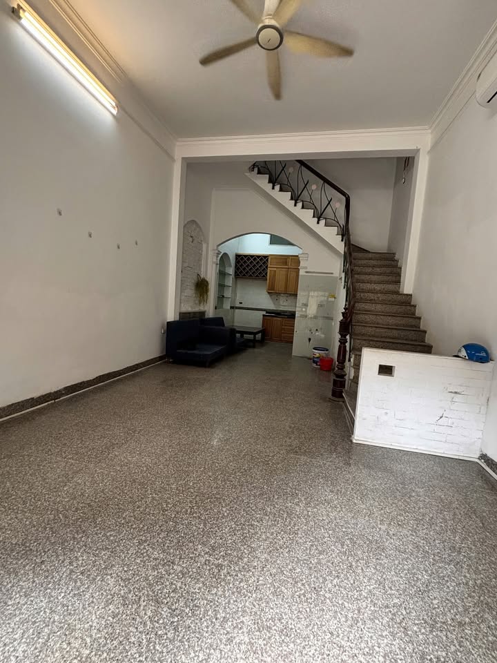 Cho thuê mặt bằng kinh doanh tại Đống Đa - 50m² giá 12.5 triệu - An ninh tốt, tiện ích đa dạng!