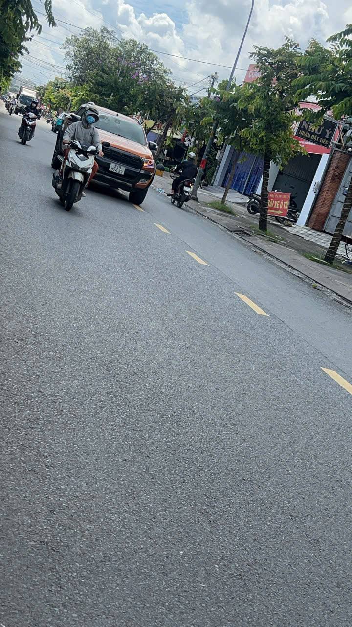 Xưởng mặt tiền Xuân Thới Thượng 305m² giá 11.5 tỷ - Bán gấp, giảm 2.6 tỷ!