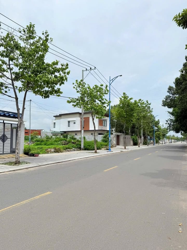 Đất mặt tiền đường D17, thị trấn Long Điền 184m² giá 2.35 tỷ - Kinh doanh thuận lợi!