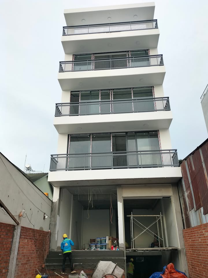 Cho thuê tòa nhà mặt tiền đường Nguyễn Văn Tăng, Quận 9 - Diện tích 1000m², Giá 140 triệu/tháng