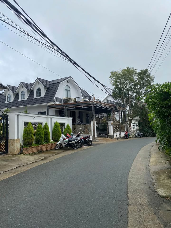 Đất nền Đà Lạt 221m² giá chỉ 13.5 tỷ - Đầu tư sinh lời tuyệt vời!