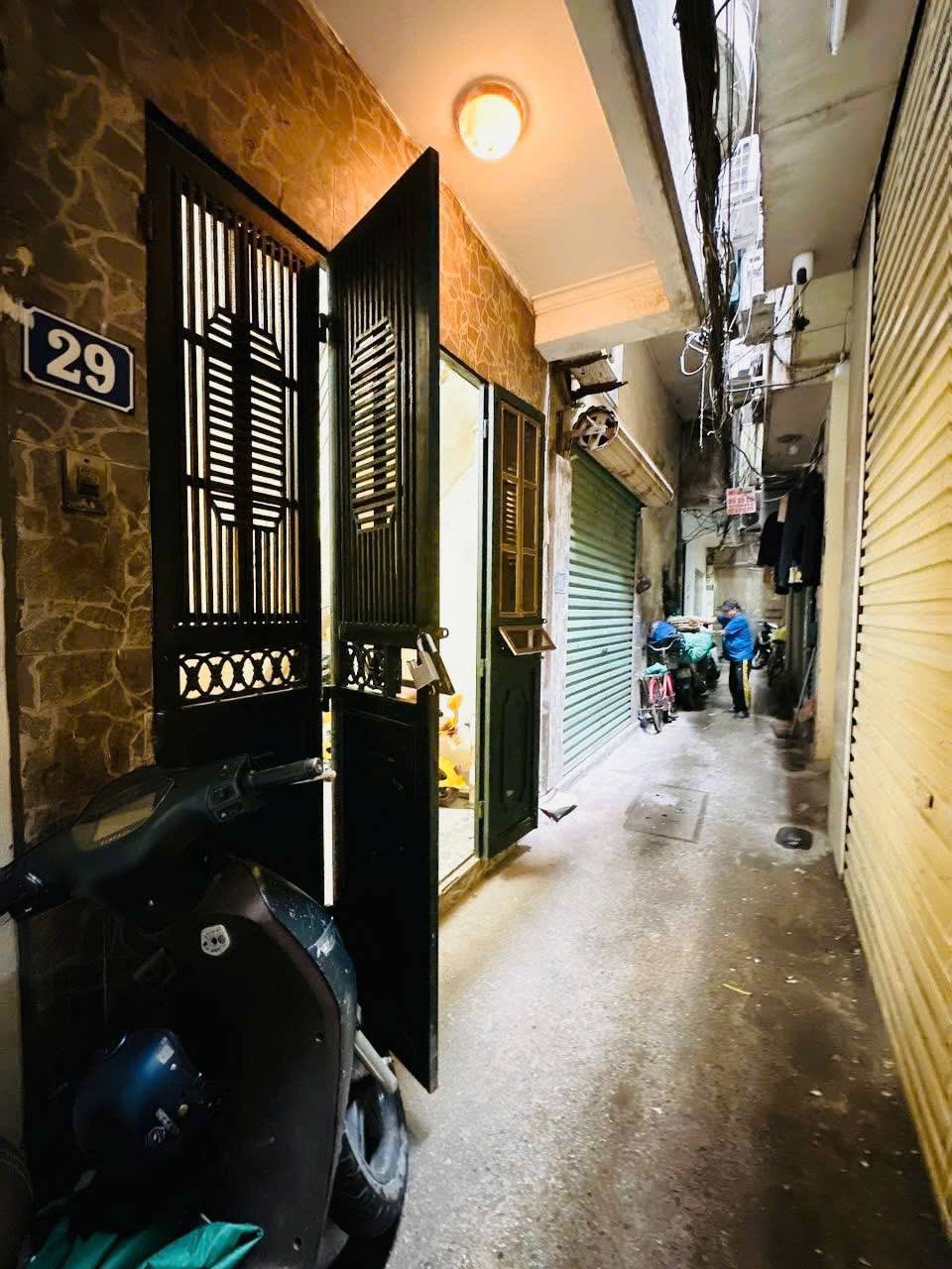 Nhà riêng Khương Thượng 10m² giá 2.2 tỷ - Sổ đỏ chính chủ, gần ô tô tránh!