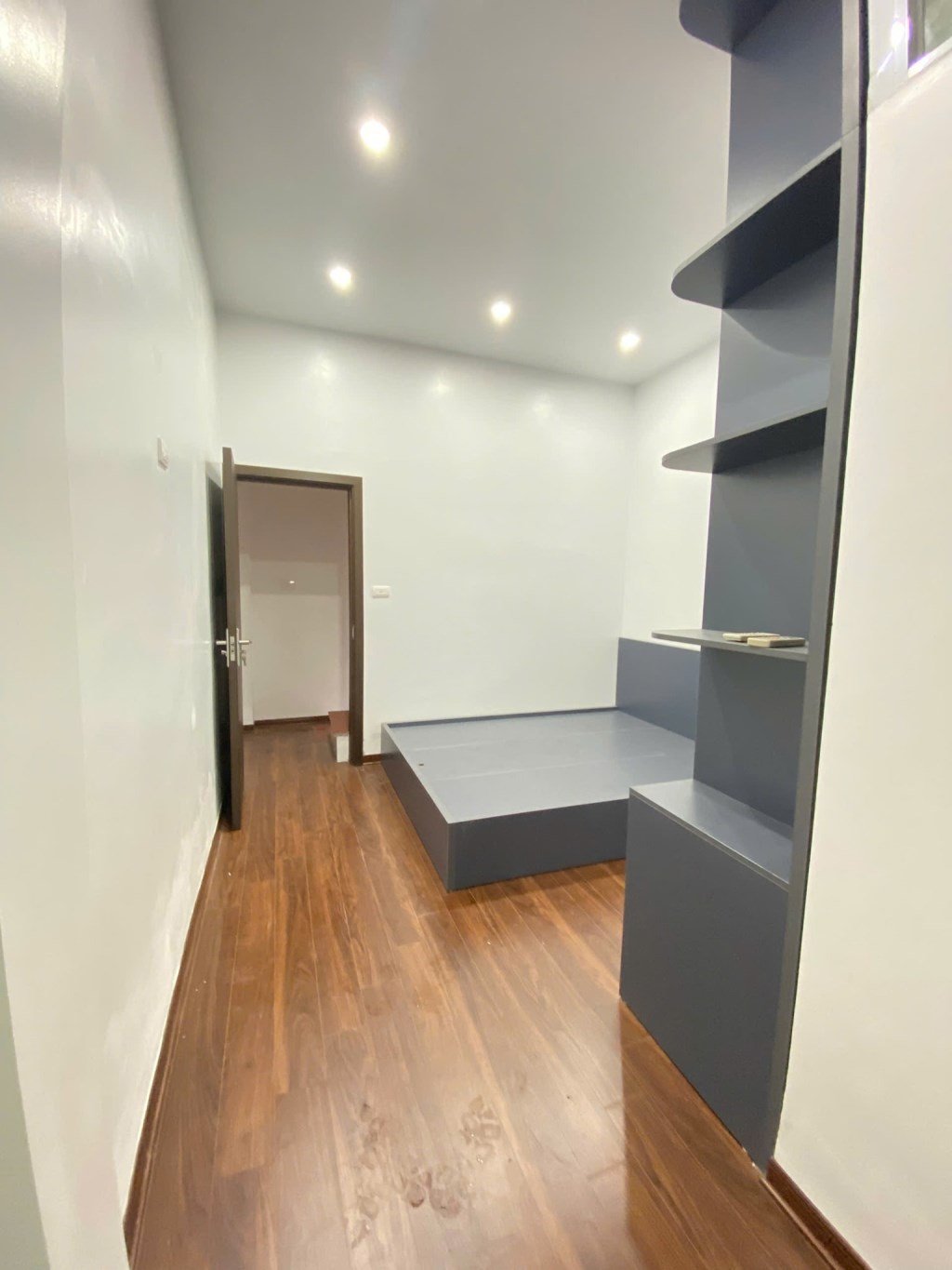 Nhà phố Lê Văn Hiến 6 tầng, ô tô đỗ cổng, gần Học viện Tài Chính - Đầu tư sinh lời 4.8 tỷ!