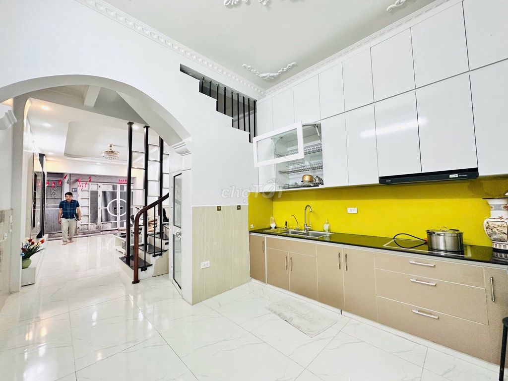 Bán nhà đẹp Cầu Giấy 42m² giá 15.6 tỷ - Vị trí kim cương, ô tô đỗ cửa!