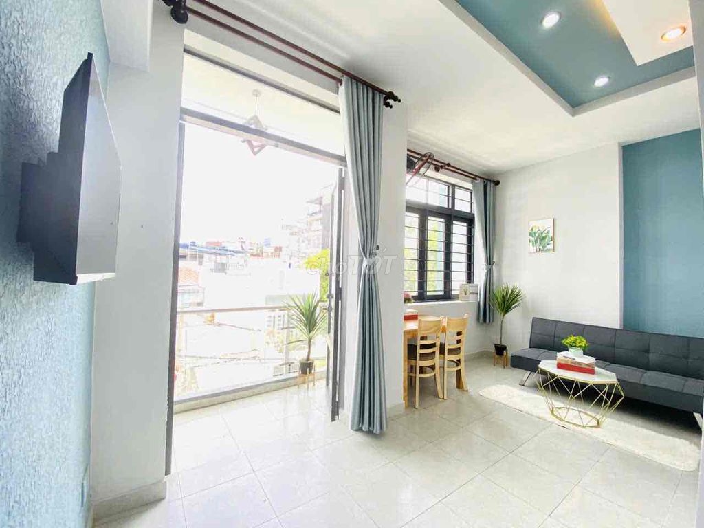 Căn hộ 1 phòng ngủ ban công 60m² ngay ngã tư Hàng Xanh - Thích hợp cho gia đình!