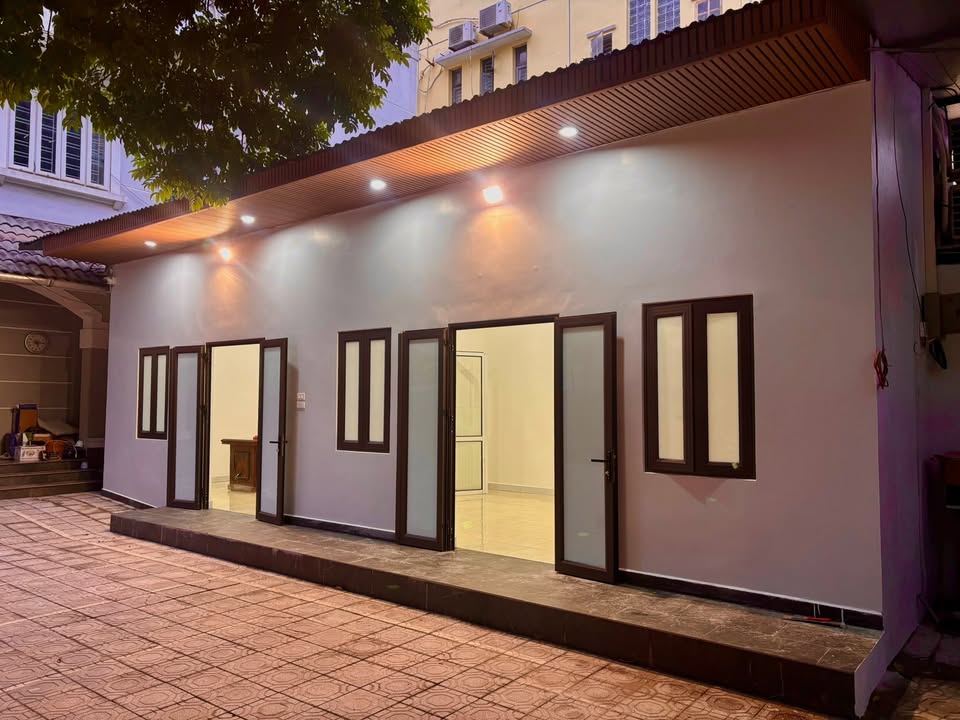 Cho thuê văn phòng 40m² tại Hoàng Quốc Việt - Ô tô vào tận nơi!