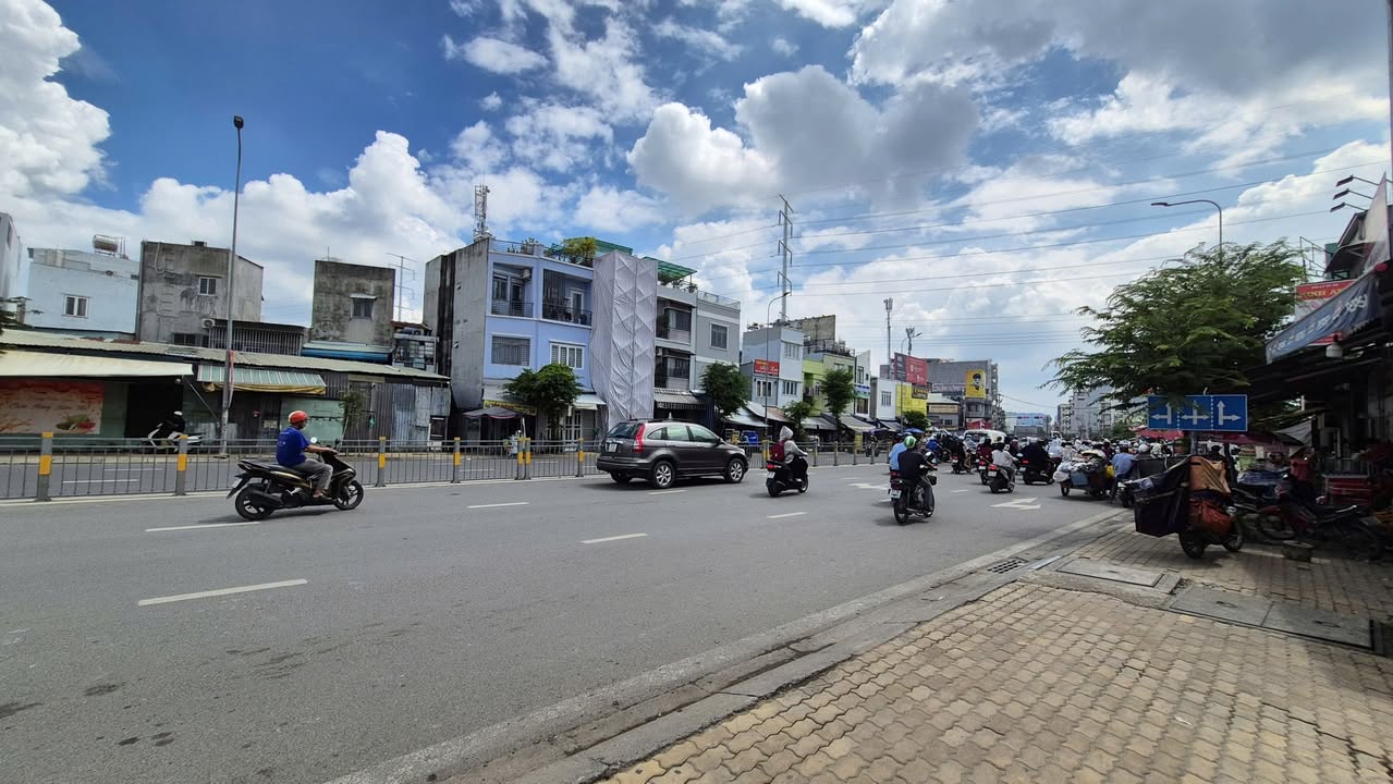 Nhà mặt tiền Đặng Thùy Trâm, Tân Uyên, 30m² giá 6.5 tỷ - Kinh doanh sầm uất!