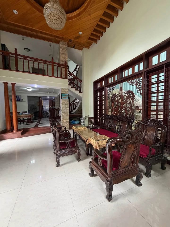 Biệt thự 3.5 tầng tại Hải Châu, Đà Nẵng 188m² giá 32 tỷ - Vị trí đắc địa, sẵn sàng ở ngay!