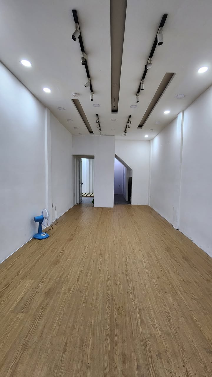 Nhà mặt tiền Trần Minh Quyền Q10 40m² giá 28 triệu - Phù hợp kinh doanh dịch vụ!